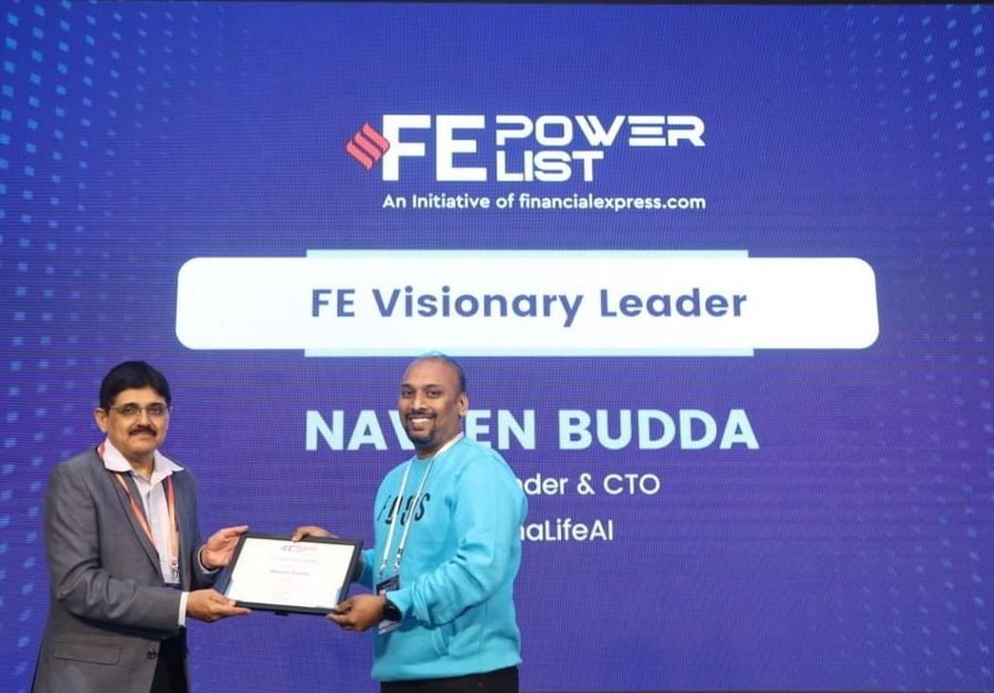 Naveen Budda on stage receiving the Financial Express 'FE Visionary Leader' award.